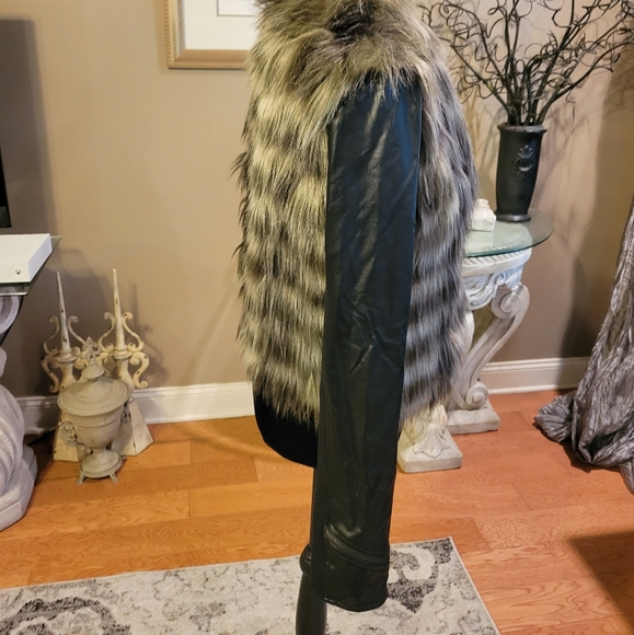 Guess convertible jacket / vest Faux Leather, Fur.  Size Medium - Picture 10 of 15